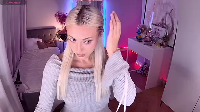 Snapshot of LoryWood chatting on November 8, 2025, 3:37 pm LoryWood online show from November 8, 2025, 3:37 pm