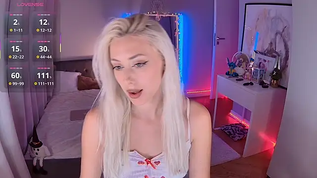 Snapshot of LoryWood chatting on November 5, 2025, 3:26 pm LoryWood online show from November 5, 2025, 3:26 pm