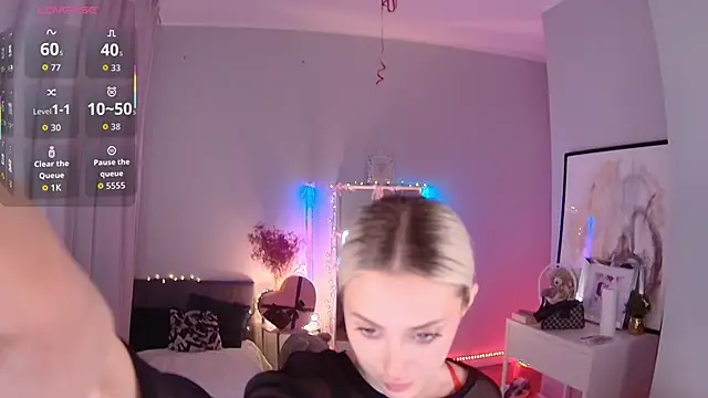 Snapshot of LoryWood chatting on September 25, 2025, 3:07 pm LoryWood online show from September 25, 2025, 3:07 pm