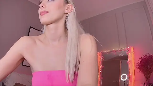 Snapshot of LoryWood chatting on March 5, 2025, 9:04 pm LoryWood online show from March 5, 2025, 9:04 pm