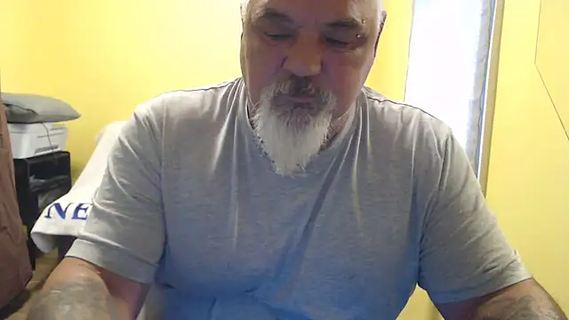 Snapshot of Newfiesausage1972 chatting on November 10, 2025, 4:23 pm Newfiesausage1972 online show from November 10, 2025, 4:23 pm