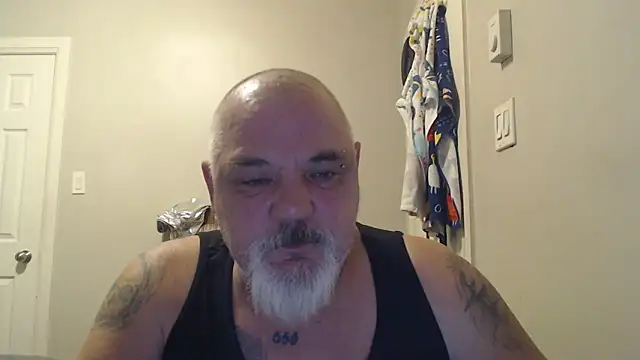 Newfiesausage1972 online show from February 18, 2025, 1:55 pm