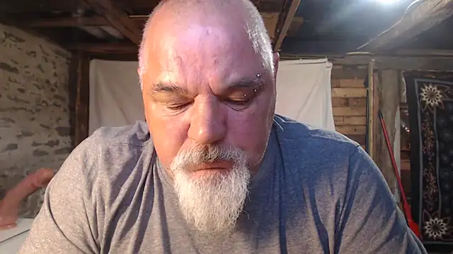 Newfiesausage1972 online show from May 21, 2026, 3:42 pm
