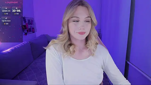 Snapshot of Honey_blonde chatting on October 7, 2025, 9:16 pm Honey blonde online show from October 7, 2025, 9:16 pm