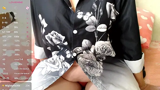 RoseStarr online show from November 6, 2025, 6:45 pm