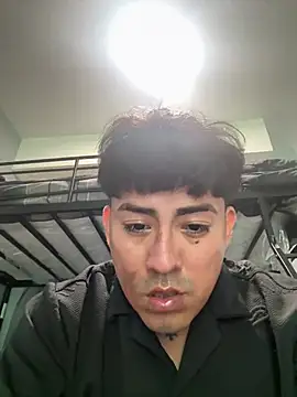 Snapshot of Luisrtrrr chatting on July 5, 2026, 9:43 pm Luisrtrrr online show from July 5, 2026, 9:43 pm