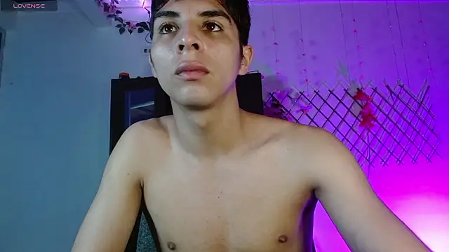 Snapshot of justin_alexxx chatting on December 6, 2024, 7:39 pm justin alexxx online show from December 6, 2024, 7:39 pm