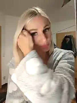 Liana Lou online show from December 8, 2024, 8:15 pm