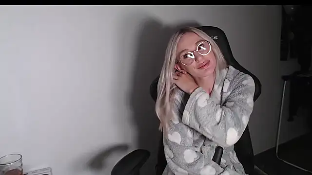 Liana Lou online show from November 9, 2025, 6:23 pm