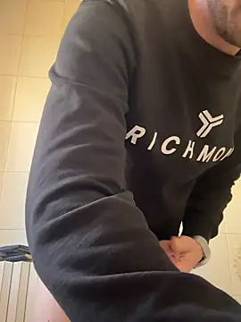 iltoscano95 online show from April 19, 2026, 1:34 pm