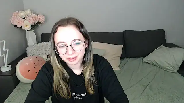 Mini Diva online show from October 12, 2025, 8:05 am