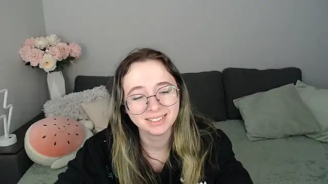 Snapshot of Mini_Diva chatting on October 5, 2025, 8:16 am Mini Diva online show from October 5, 2025, 8:16 am