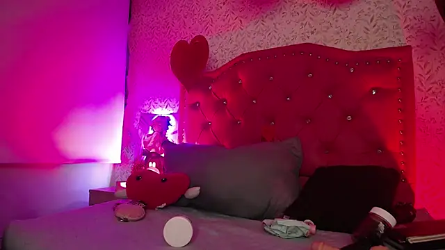 luly pink online show from February 11, 2026, 3:39 am