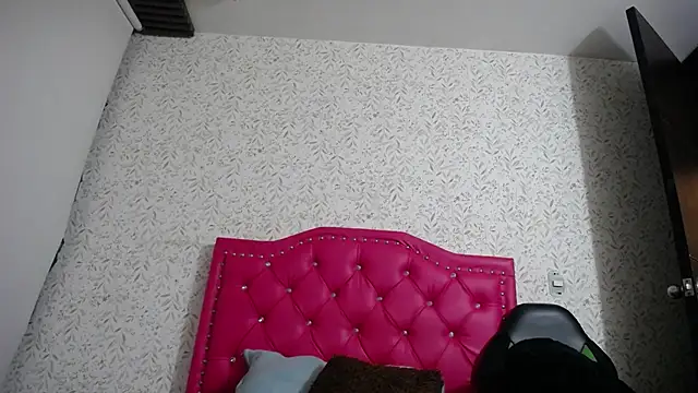 luly pink online show from October 14, 2025, 3:29 am