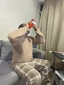 jaytee198610 online show from April 15, 2026, 4:33 pm