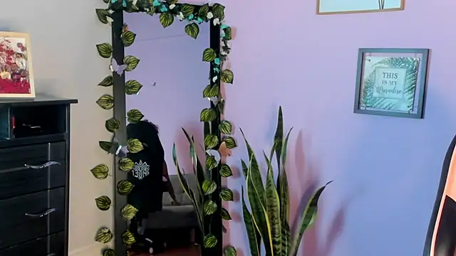 Kenia tompson01 online show from January 5, 2026, 6:11 pm