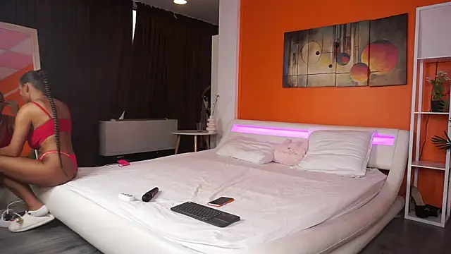 LovingBlondie online show from February 13, 2026, 6:46 am