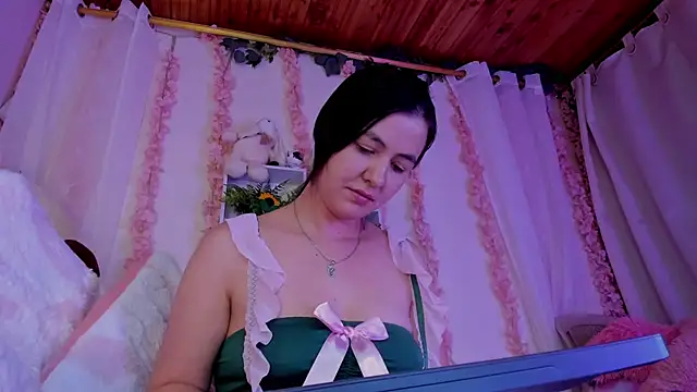 Idara and Edahi01 online show from September 24, 2025, 1:24 am