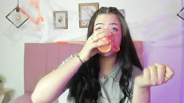 GENNESIS LOVE online show from October 28, 2025, 3:07 am