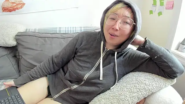 Snapshot of luxgray chatting on June 21, 2026, 1:28 pm luxgray online show from June 21, 2026, 1:28 pm