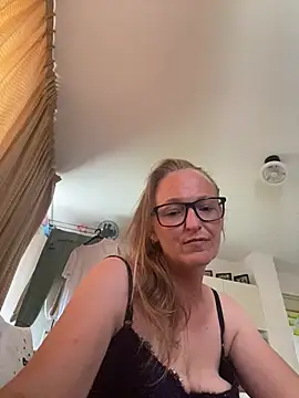 Snapshot of KikiDenhaag chatting on July 17, 2026, 11:40 am KikiDenhaag online show from July 17, 2026, 11:40 am