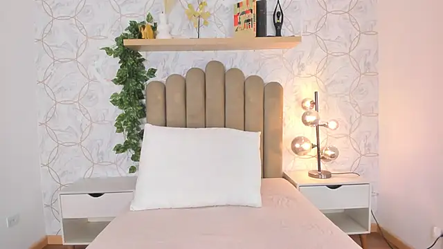 Snapshot of Roma__love chatting on October 18, 2025, 12:07 pm Roma love online show from October 18, 2025, 12:07 pm