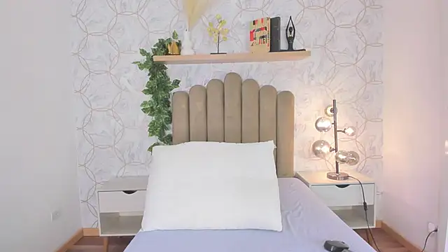 Snapshot of Roma__love chatting on October 8, 2025, 11:56 am Roma love online show from October 8, 2025, 11:56 am