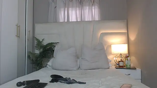 naughtyblackdolie online show from December 4, 2025, 5:28 am