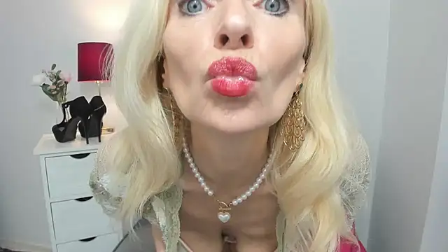 CrystalHotty online show from February 6, 2025, 10:10 pm