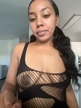 juicyyy323 online show from November 9, 2025, 9:19 pm