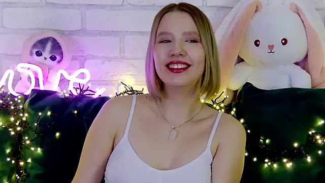 LiliLinn online show from March 4, 2025, 2:21 pm
