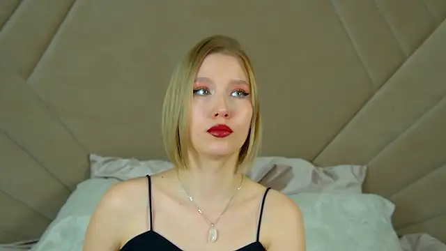 LiliLinn online show from February 25, 2025, 2:48 pm