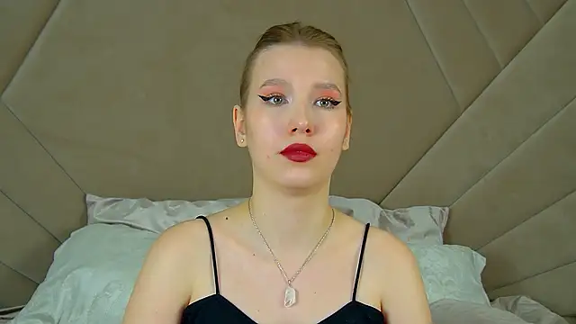 LiliLinn online show from February 25, 2025, 11:43 am