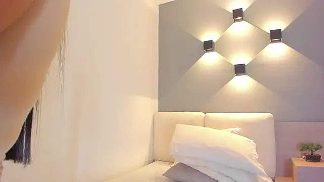 ellamontoya online show from October 8, 2025, 12:17 pm