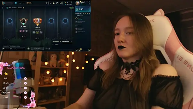 MoonlishSiren online show from October 31, 2025, 6:04 pm