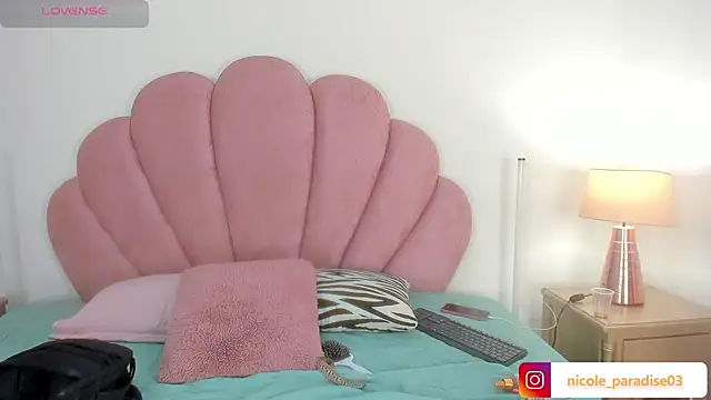 Nicole Paradise online show from July 18, 2026, 12:47 pm