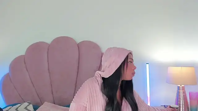 Nicole Paradise online show from December 5, 2025, 12:48 pm