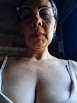 Mia-funny20 online show from November 6, 2025, 8:46 pm