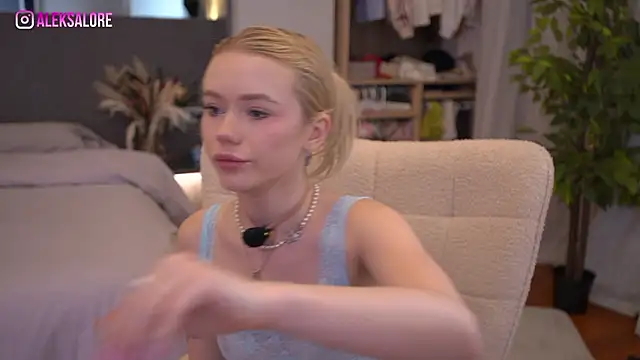 LexieLoree online show from March 23, 2026, 3:06 am