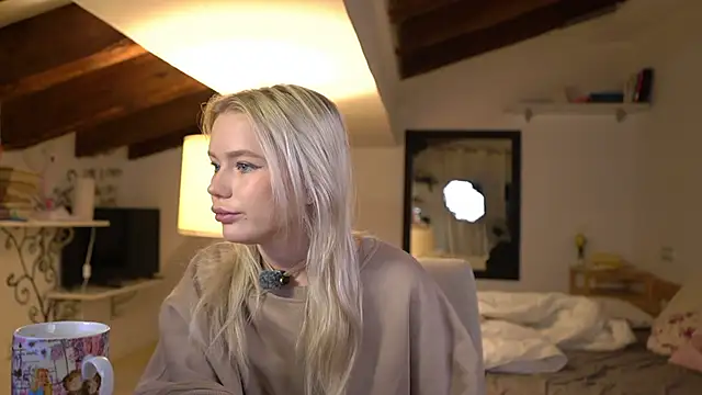 LexieLoree online show from November 17, 2025, 4:05 am