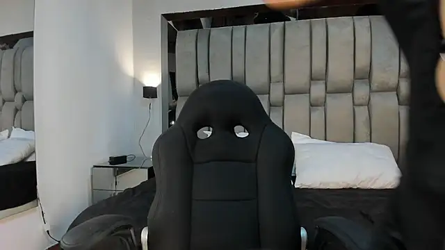 EmmilyCristal online show from November 12, 2025, 8:01 pm