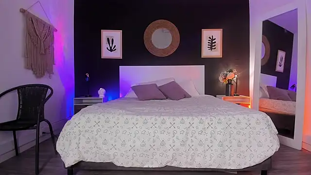 VioletPaket online show from November 16, 2025, 1:27 pm