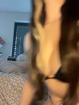 Mia-Minou online show from November 6, 2025, 10:08 am