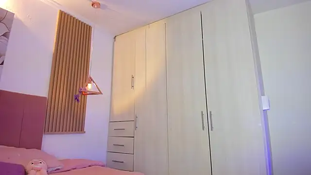 mia nevaeh online show from March 31, 2026, 3:36 pm