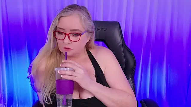 Snapshot of KatDSinclair chatting on January 19, 2025, 6:00 pm KatDSinclair online show from January 19, 2025, 6:00 pm