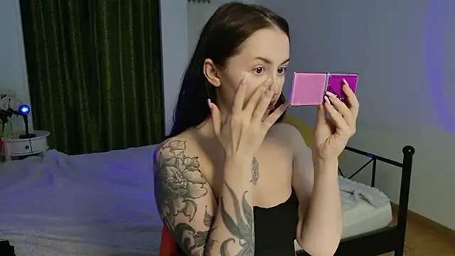 Snapshot of VioletCatt chatting on June 3, 2026, 5:52 am VioletCatt online show from June 3, 2026, 5:52 am