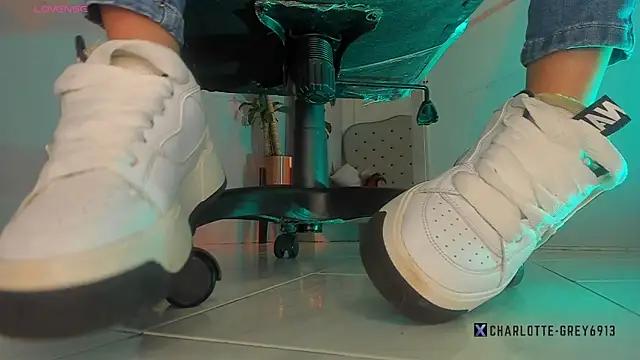 charlotte  grey online show from November 26, 2025, 8:31 pm