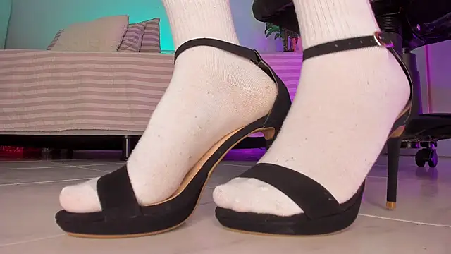 charlotte  grey online show from October 12, 2025, 8:37 am