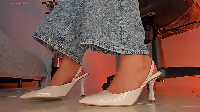 charlotte  grey online show from November 13, 2025, 8:35 pm