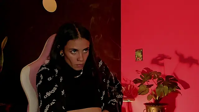 Snapshot of Juanadearco5 chatting on March 12, 2025, 12:31 am Juanadearco5 online show from March 12, 2025, 12:31 am